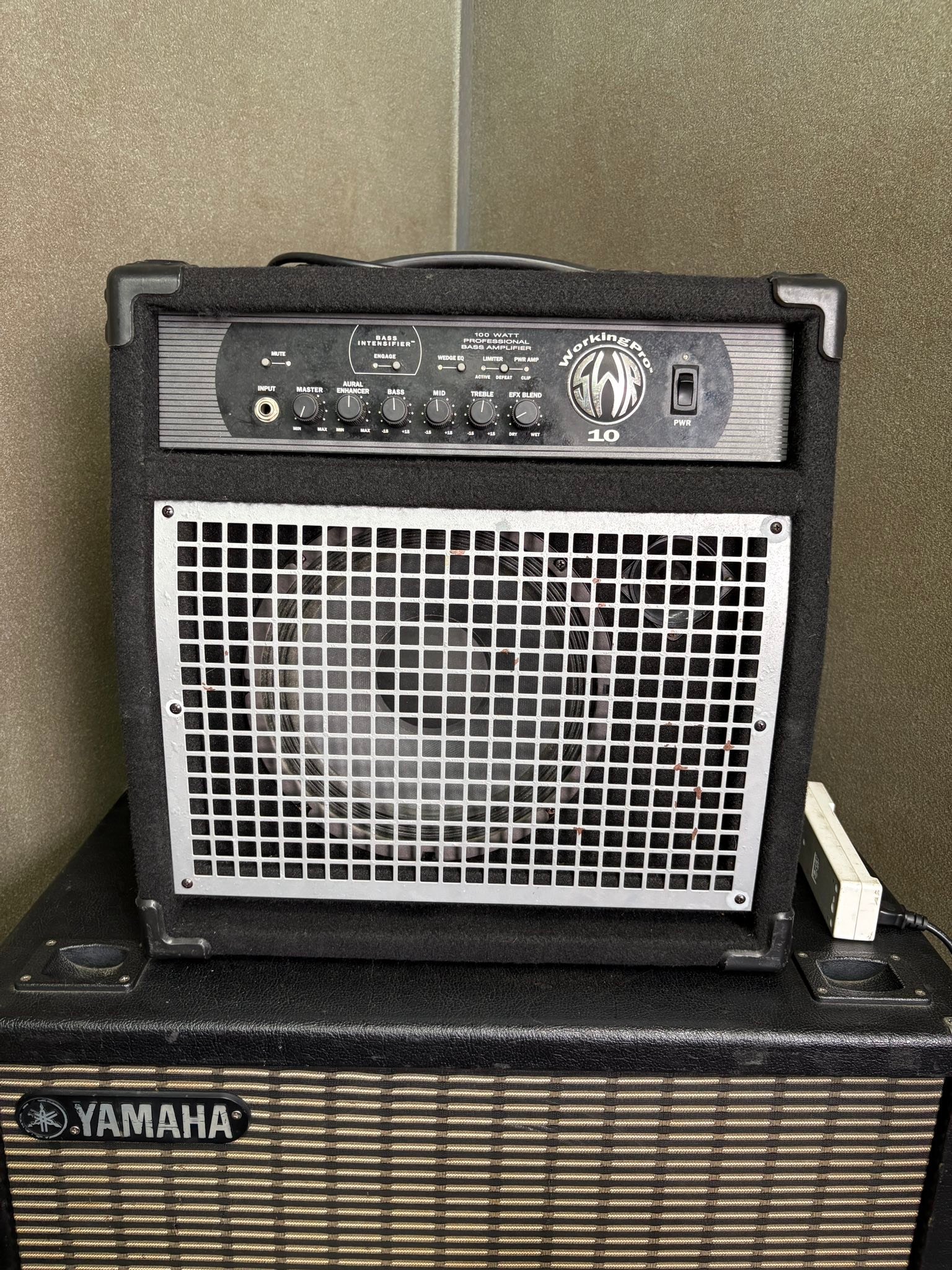 小部屋はバンド練習(3名様まで)もご利用OK